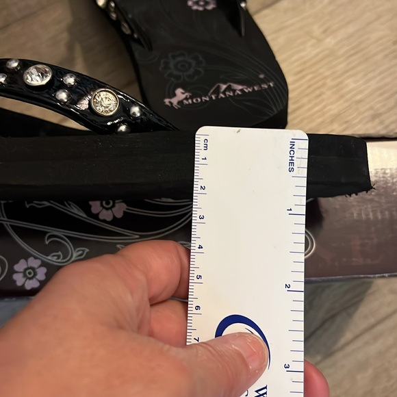 NIB MONTANA WEST Rhinestone Flower pattern flip flops Size: 7 - Picture 13 of 13